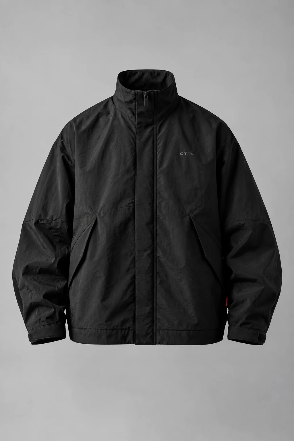 Veste technique noire mate avec col haut et poches sobres